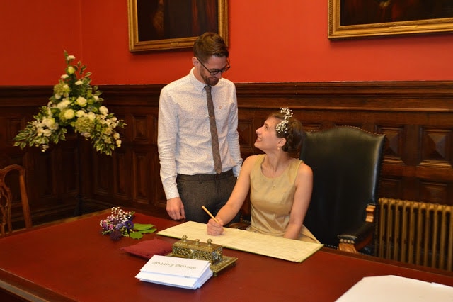 bristol-registery-office-bride-and-groom-signing-wedding-certificate